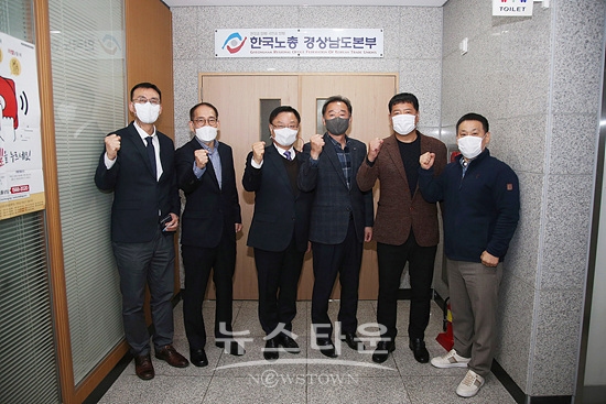 홍남표 창원특례시장은 양대노총 관계자들과 환담을 나눴다(사진=창원시)