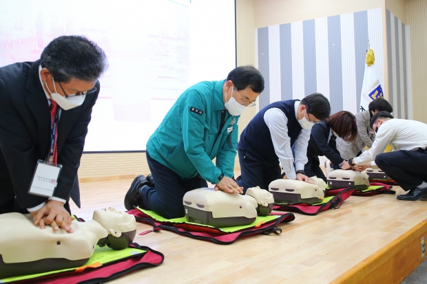 21일 열린 ‘경주시 안전강화 간담회’에서 주낙영 경주시장이 실습용 인체인형을 대상으로 심폐소생술을 실시하고 있다.