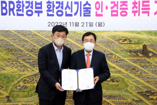 경주시는 21일 시청 대외협력실에서 ‘GK-SBR공법 환경부 환경신기술 인·검증 획득 기념식’을 연 가운데, 주낙영 경주시장(사진 우측)과 이명재 금호건설 토목플랜트본부장이 기념촬영을 하고 있다.