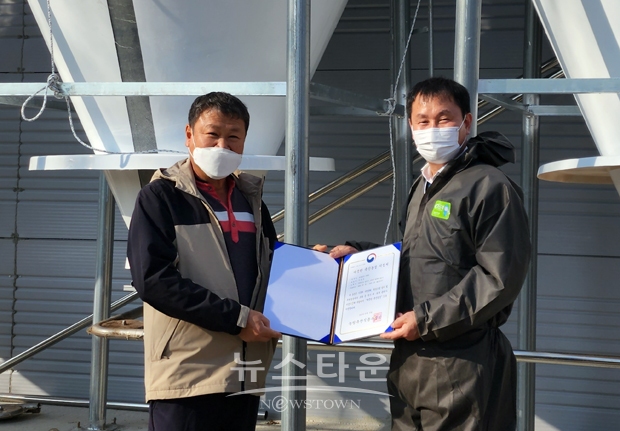 일출농장 ‘깨끗한 축산농장’ 인증서 전달