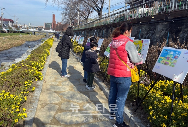 ‘꿈자람골 용산동 국화꽃길 나들이’ 그림 전시