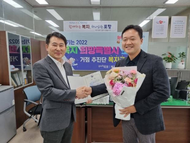 왼쪽부터 최명환 복지국장, 남현수 통합사례관리사