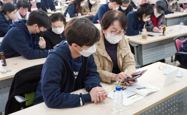 인하대학교 학생사회봉사단 인하랑이 미추홀구 용현동 관내 어르신들을 대상으로 디지털 역량 강화교육 봉사활동을 진행하고 있다.