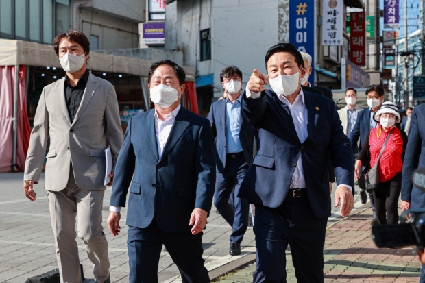 미금로 확장 사업에 대한 로드체킹을 실시하고 있는 원희룡 장관과 주광덕 시장(9.20.)