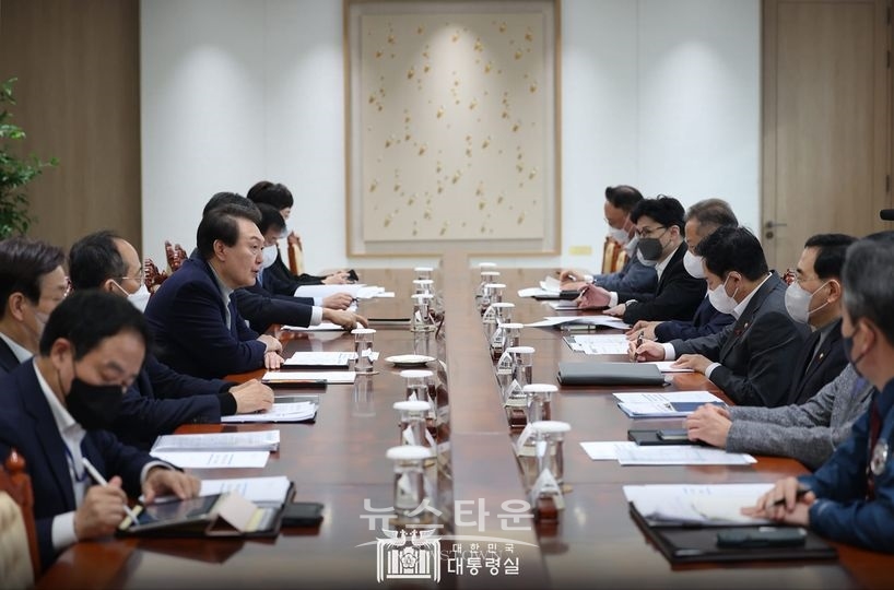 화물연대 집단 운송거부 관련 대책회의를 주재하는 윤석열 대통령 (사진=대통령실)