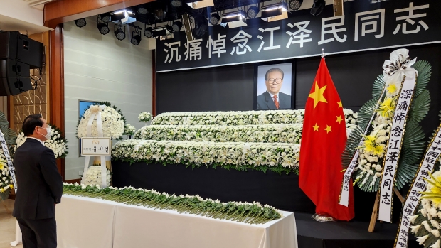 유정복 인천광역시장이 5일 주한중국대사관에 마련된 고(故) 장쩌민 전 중국 국가주석 분향소를 찾아 조문하고 있다.