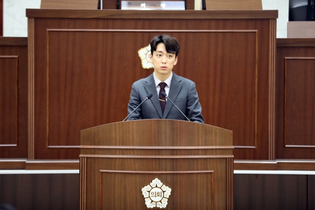 연수구의회 박민협 의원이 5분 자유발언을 통해 경제청의 유보금이 송도 현안에 투입되어야 한다고 주장하고 있다.
