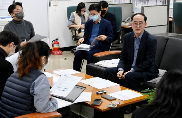 유권홍 시정혁신관이 6일 시청 기자실에서 시정혁신담당관실 소관 현안과 관련해 기자간담회를 하고 있다.