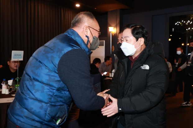 지난8일 열린 2022 한국노총 근로자 순회 음악회에서 주광덕 남양주시장이 한 참석자와 반갑게 인사를 나누고 있다.