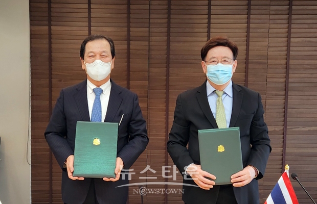 선문대학교 지난 7일 태국 PIM와 업무 협약을 체결했다. 사진) 좌측부터 선문대 황선조 총장, PIM 솜팝 총장