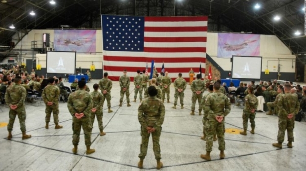 2022년 12월 14일 오후 경기도 평택 소재 주한 미 공군 오산기지에서 주한 미 우주군 창설식에 참석한 미군들 / 사진 : CNN캡처