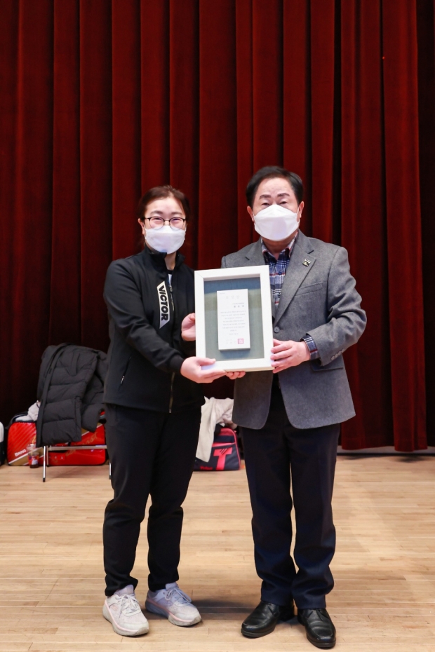 표창 수여 기념사진 왼쪽 천유미 다산배드민턴협회 이사, 오른쪽 주광덕 남양주시장