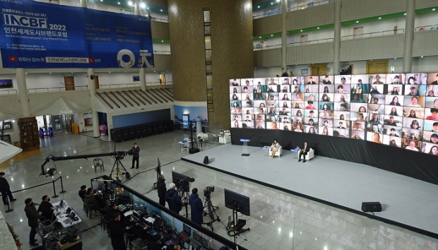 유정복 인천광역시장이 15일 인천시청에서 열린 '인천세계도시브랜드포럼'에서 기조연사인 켄트 라슨 MIT미디어랩 도시공학 대표와 대담을 하고 있다.