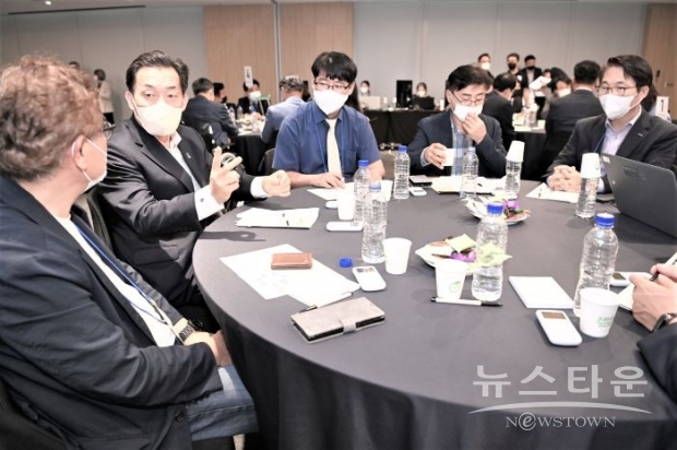 지난 9월 이재준 수원특례시장이 기업인들과 간담회를 열어 기업지원 방안에 대해 이야기를 나누고 있다. /수원시<br>