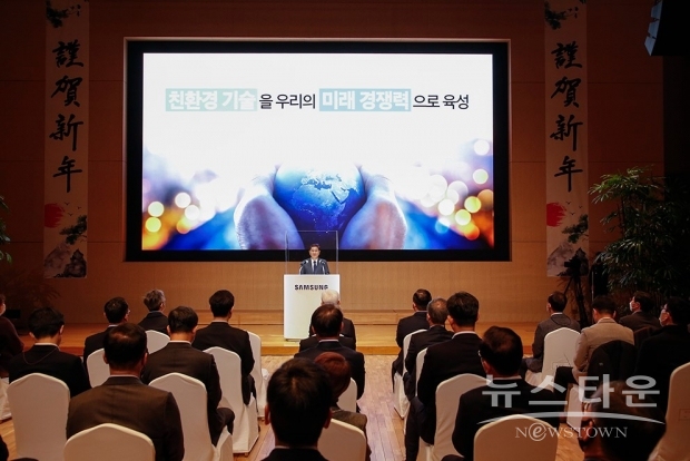 삼성전자가 2일 수원 ‘삼성 디지털 시티’에서 개최한 ‘2023년 시무식’에서 한종희 대표이사 부회장이 신년사를 하고 있다. / 사진 : 삼성전자 제공
