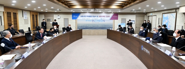 유정복 인천광역시장이 2일 시청 영상회의실에서 열린 '보훈선양 후원물품 전달식 및 보훈단체장 간담회'에서 간담회를 갖고 있다