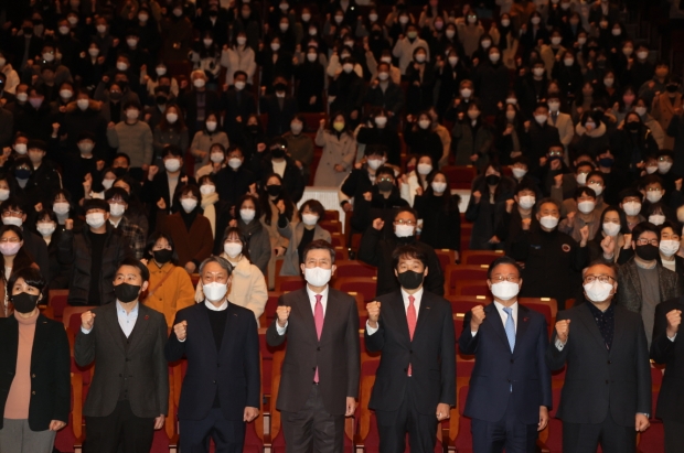 2023년 포항시 시무식 참석자들이 기념사진을 촬영