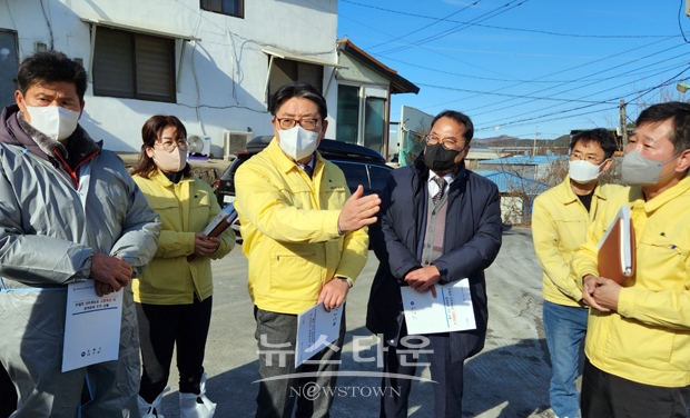 홍태용 김해시장이 1월 3일 살처분 현장을 시찰하며 살처분 동원인력에 대한 인수공통전염병 예방 조치와 작업상 안전 주의를 당부했다. 또 살처분 과정에서 침출수 유출 등 2차 환경오염이 발생하지 않도록 하고 소규모 가금농가 방역 소홀로 인한 AI 전파가 발생치 않도록 철저한 방역을 강조했다.