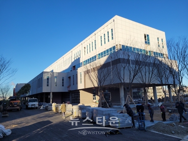 마감 공사가 진행 중인 복합혁신센터