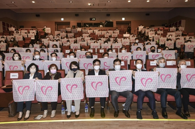김병수 김포시장이 지난해 11월29일 김포아트홀 공연장에서 열린 제25회 김포시자원봉사자의 날 기념식에 참석한 모습이다.