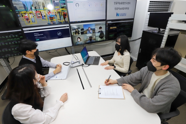 인하대학교 인공지능융합연구센터 내 인공지능서버실에서 연구원들이 회의를 진행하고 있다.