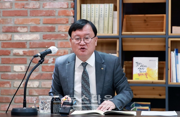 충청남도가 1월 10일부터 도민과 고향 방문객 모두가 편안하고 안전한 명절을 보낼 수 있도록 ‘설 명절 종합대책’을 중점 추진한다. 조원갑 자치안전실장(사진)은 “설 명절 종합대책 추진기간 동안 빈틈없는 비상대응체계를 철저히 구축해 만반의 준비를 다 하겠다”며 “220만 도민 모두가 따뜻하고 안전한 명절 연휴를 보내실 수 있도록 총력을 기울이겠다”고 밝혔다.