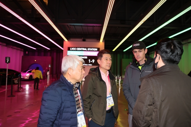 이강덕 포항시장과 백인규 포항시의회 의장이 보링컴퍼니의 기술 책임자인 맷 웨버(좌측에서 세 번째)를 만나 포항시의 ‘테슬라 기가팩토리’ 운영현황 및 투자조건 등에 대한 심도 있는 논의를 펼치고 있다