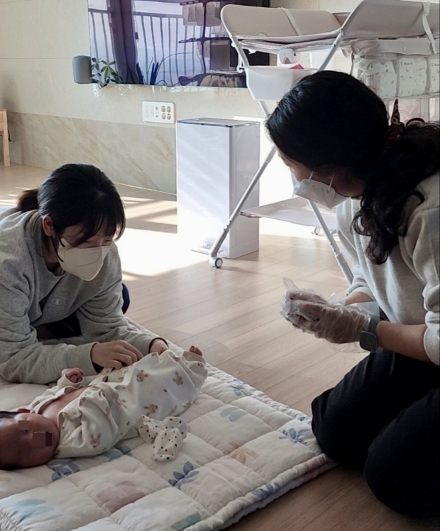 남구보건소에서 ‘생애 초기 건강관리사업’을 통해 가정을 방문해 육아를 지원하고 있다