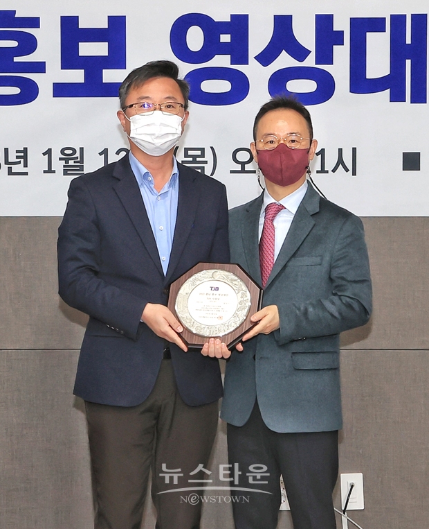 당진시가 1월 12일 충청남도 문예회관에서 열린 TJB ㈜대전방송과 충청남도가 공동으로 주최한 ‘2022 충남 홍보 영상대전’에서 TJB사장상을 수상했다. 사진) 좌측부터 터 당진시 심승보 홍보팀장, TJB 김상기 기획미디어콘텐츠 국장