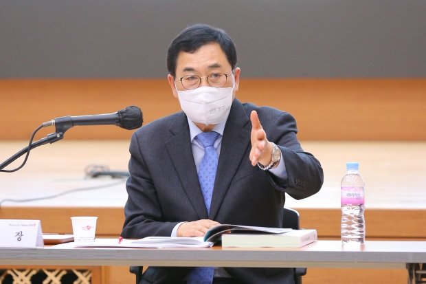 주낙영 경주시장이 지난 13일 알천홀에서 ‘2023년 주요 업무보고회’를 주재하고 있다