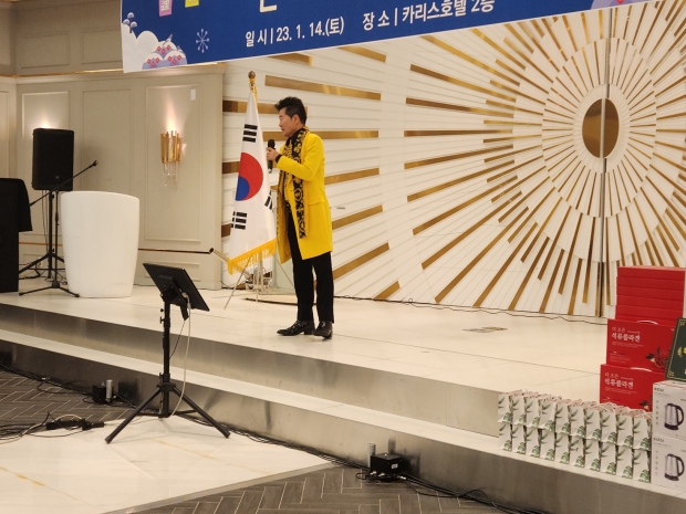동반자 등을 열창하고 있는 태진아