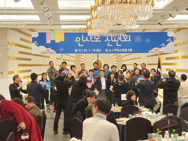 인사모회장과 심사위원 노래자랑참가자가 기념촬영을 하고 있다
