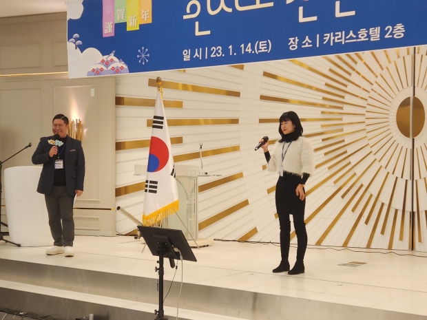 열창중인 노래자랑 참가자 이채영(인천공항롯데면세점)