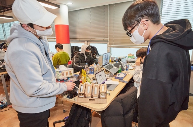 이노씽크 메이커톤(InnoThink Mackathon)에 참여한 학생들이 프로토타입(시제품)에 대한 의견을 주고받고 있다.