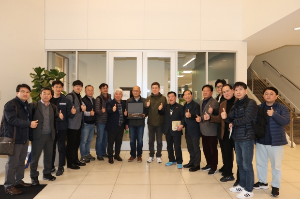 이강덕 포항시장과 백인규 포항시의장을 비롯한 포항시 방문단이 15일 미국 샌디에이고에서 한인 스타트업의 성공사례로 손꼽히는 나노셀렉트 바이오메디컬 조성환 CTO(가운데)를 만나 스타트업 생태계 조성을 위한 방안에 대해 논의했다