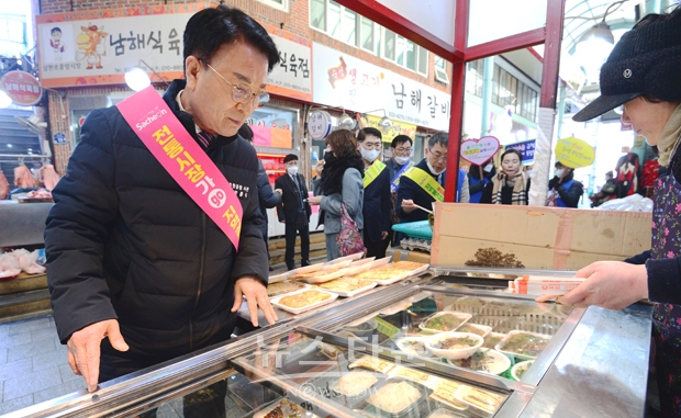 사천시가 설 명절을 맞아 1월 17일 삼천포중앙시장에서 ‘전통시장 이용하기 및 물가안정 캠페인’을 실시했다. 박동식 사천시장은 간부공무원 등 캠페인 참여자들과 함께 명절 성수품을 구매하면서 전통시장 이용하기, 우리농산물 이용하기, 물가안정 동참 분위기 조성 등을 홍보했다.