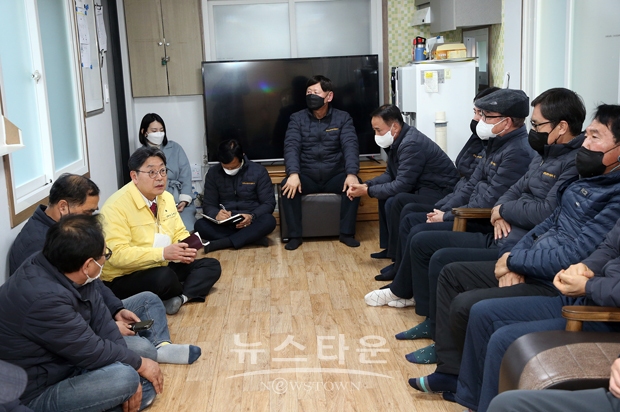 홍태용 김해시장이 계묘년 새해를 맞아 지난 1월 17일 김해교통약자콜택시 차고지를 방문하여 운수종사자를 격려 및 애로사항을 청취했다. 홍 시장은 또 교통약자콜택시 휠체어 리프트 사용법을 안내받아 체험하는 시간을 가졌다.