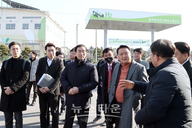 조길형 충주시장이 1월 18일 충주를 방문한 김영환 충북지사와 함께 청정수소 사업 현장을 방문했다. 이날 김 지사는 충북의 수소산업을 선도하는 충주시 사업현장을 점검하고 사업성과를 격려하기 위해 현장을 찾았다.