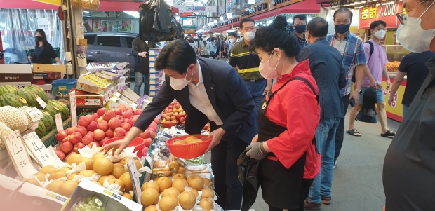 조용익 부천시장은 지난해 9월 추석을 앞두고 전통시장 장보기에 나서 상인들을 격려하고 애로사항을 청취했다.