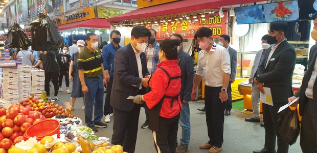 조용익 부천시장은 지난해 9월 추석을 앞두고 전통시장 장보기에 나서 상인들을 격려하고 애로사항을 청취했다.