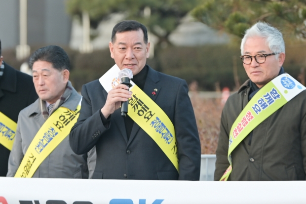 사진 왼쪽부터 윤구병 의장, 최원철 시장, 이상표 의원