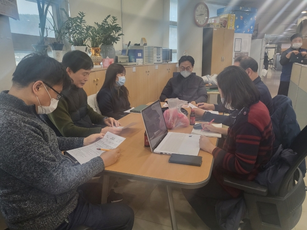 엄진섭 김포시 부시장은 설 연휴 기간인 지난 23일 ‘가축전염병 방역대책 상황실’을 방문, 방역상황을 점검하고 축수산과 직원 등 관계자를 만나 전반적인 상황을 보고 받았다.