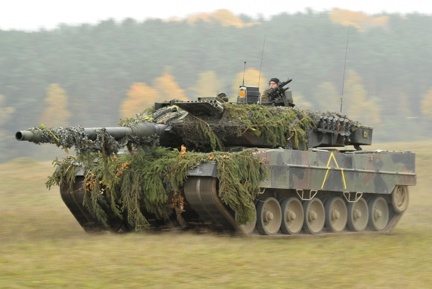 독일의 주력 전차(main battle tank)인 레오파르트2A6 (A German Army Leopard 2A6) / 사진 : 위키피디아