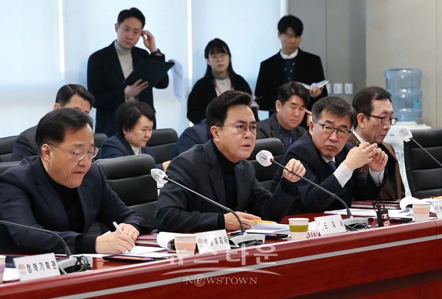 김태흠 충남지사가 1월 30일 충남도청 중회의실에서 열린 제28차 실국원장회의에서 “에너지바우처 지원대상 등 수시로 변경되는 부분을 꼼꼼하게 챙겨달라”며 “보건복지부 통계만 가지고 지원 대상을 선정하면 안 된다”고 지적했다.