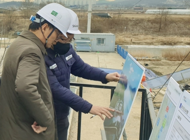 지난달 말 봉성 펌프장 정비사업 현장점검에 나선 엄진섭 부시장.