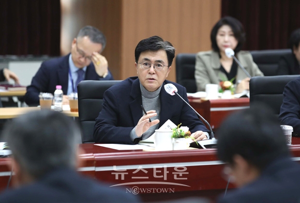 김태흠 충남지사가 2월 7일 충남도청 대회의실에서 열린 정부예산 확보 추진 전략 보고회에서 “목표부터 과감하게 설정하고 지난해 성과를 기반으로 미래 전략사업 발굴, 대형 SOC사업 적기 추진을 위한 사전 준비에 철저를 기해주기 바란다”고 주문했다.