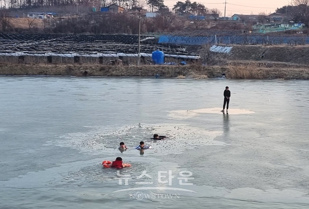 천안 신월저수지에서 빙판이 깨지며 고립된 중학생 1명과 물속에 빠진 3명을 무사히 구조했다. 오후 5시 27분 신고를 접수받은 직산119안전센터 소방대원들의 신속한 구조활동으로 4명 모두 안전하게 물 밖으로 나올 수 있었다.
