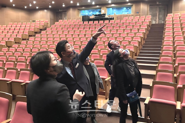 박경귀 아산시장이 지난 2월 9일 서울에 위치한 국내 최고 공연시설인 예술의 전당과 LG아트센터를 방문하여 공연장 내·외부 시설을 세심하게 살폈다.