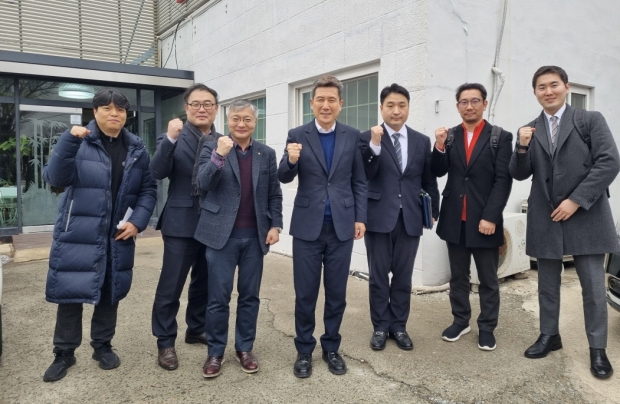 포항시가 13일 최근 세계시장에서 확실한 입지를 굳히고 있는 지역기업들을 초청해 오찬 간담회를 가졌다.