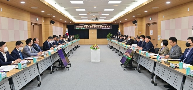 유정복 인천시장이 부평구를 연두 방문해 부평구 관계자들로 부터 ‘현안 사업을 보고 받고 있다.
